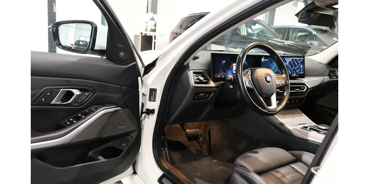 BMW 320d Touring SPORT / CURVED+HEAD-UP / PANORAMA 100.000 km 25.444 &euro; Hamm 59077
