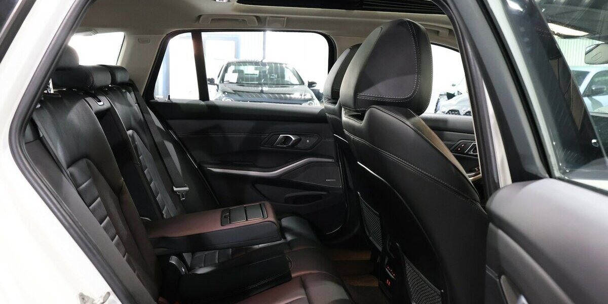 BMW 320d Touring SPORT / CURVED+HEAD-UP / PANORAMA 100.000 km 25.444 &euro; Hamm 59077