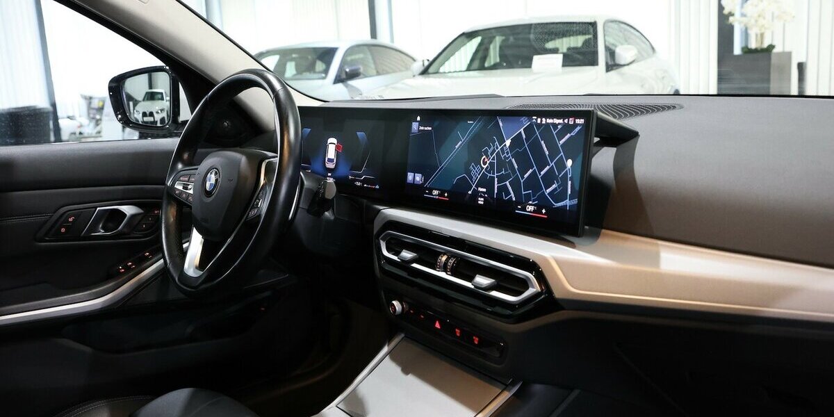 BMW 320d Touring SPORT / CURVED+HEAD-UP / PANORAMA 100.000 km 25.444 &euro; Hamm 59077