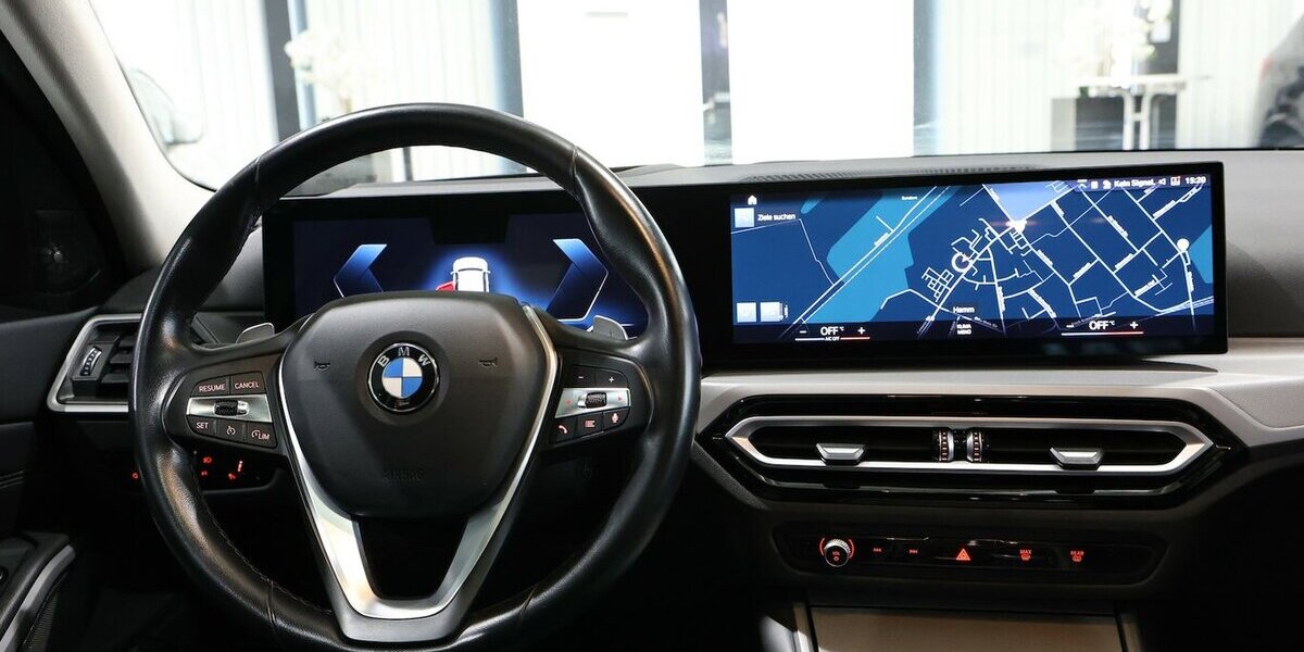 BMW 320d Touring SPORT / CURVED+HEAD-UP / PANORAMA 100.000 km 25.444 &euro; Hamm 59077