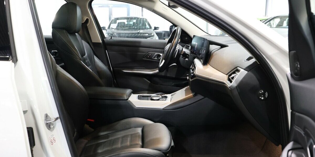 BMW 320d Touring SPORT / CURVED+HEAD-UP / PANORAMA 100.000 km 25.444 &euro; Hamm 59077